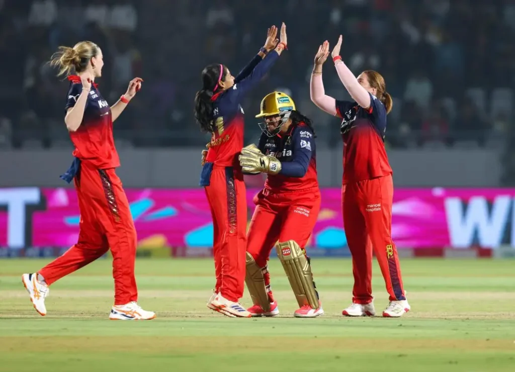 WPL 2026 फाइनल में सीधी एंट्री मिलने के बाद जश्न मनातीं कप्तान स्मृति मंधाना और आरसीबी महिला टीम