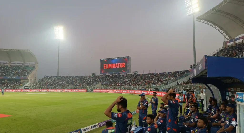 लखनऊ के इकाना स्टेडियम की एक शाम का दृश्य